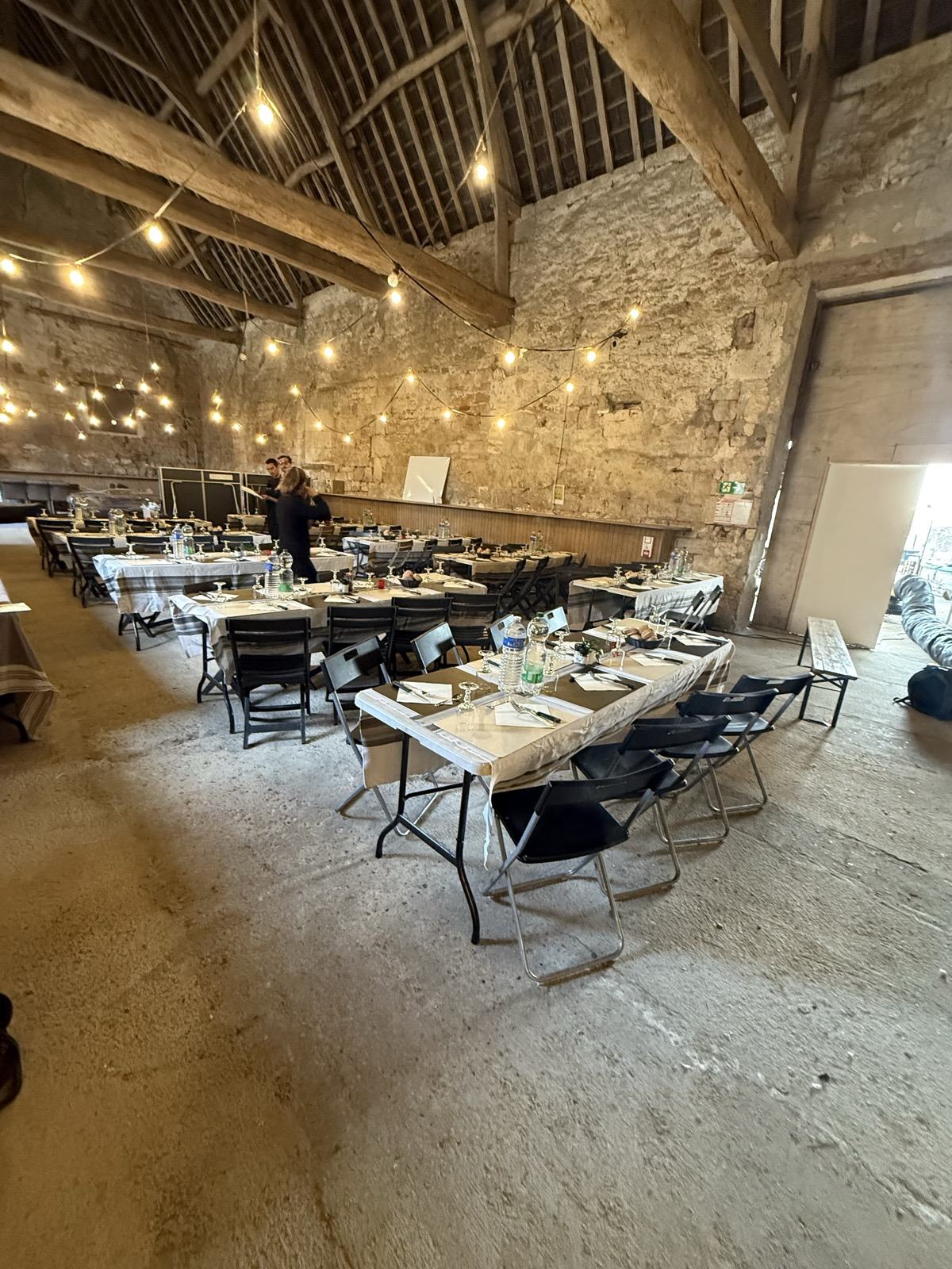 La cantine de l’équipe installée dans la grange