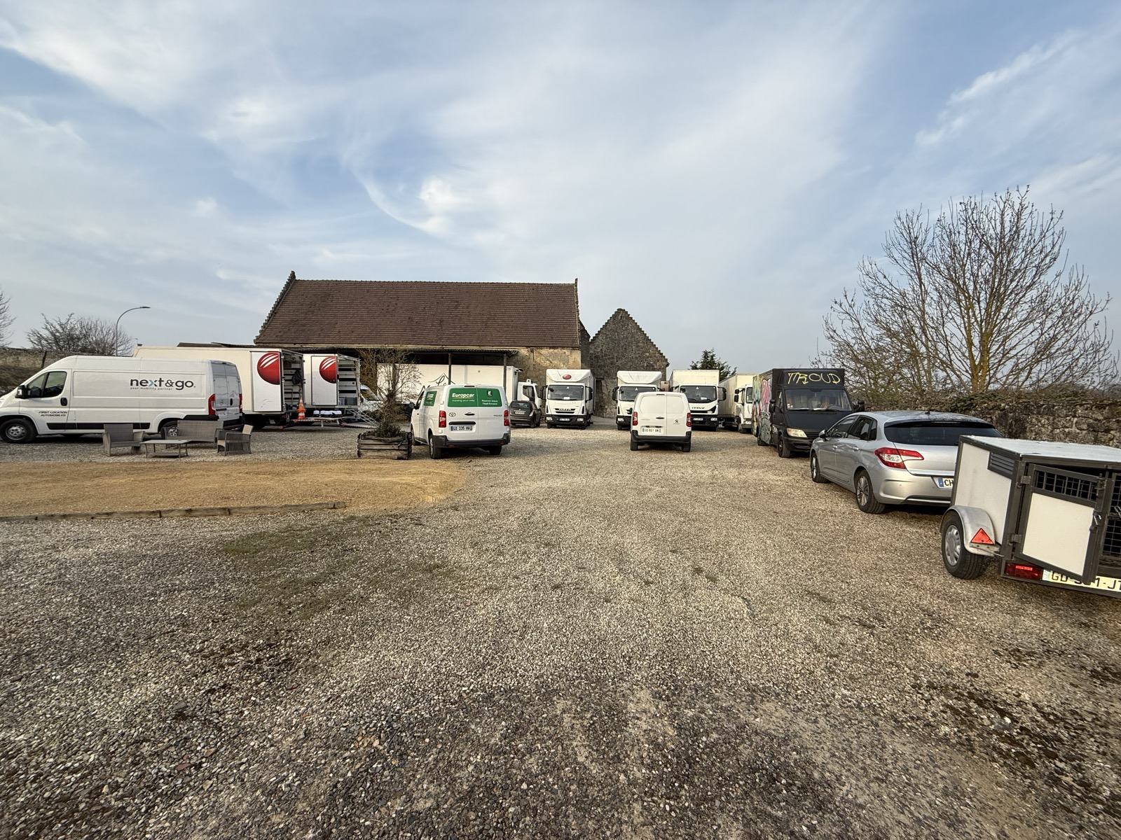 Les camions de production sur le parking arrière