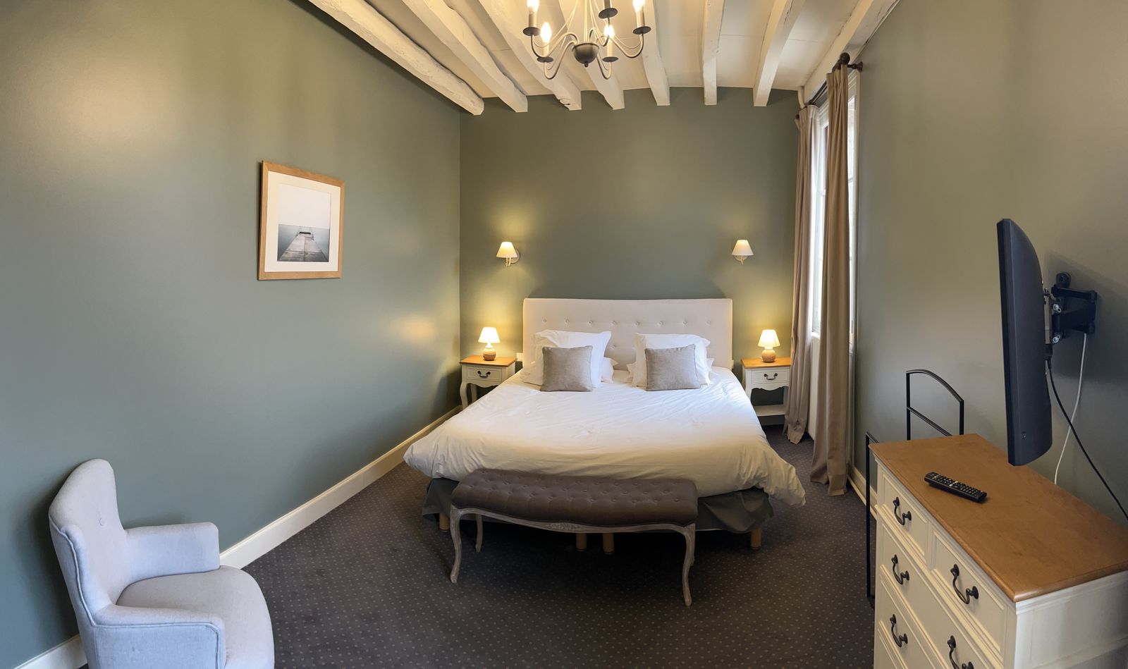 La chambre vert d’eau, poutres blanches