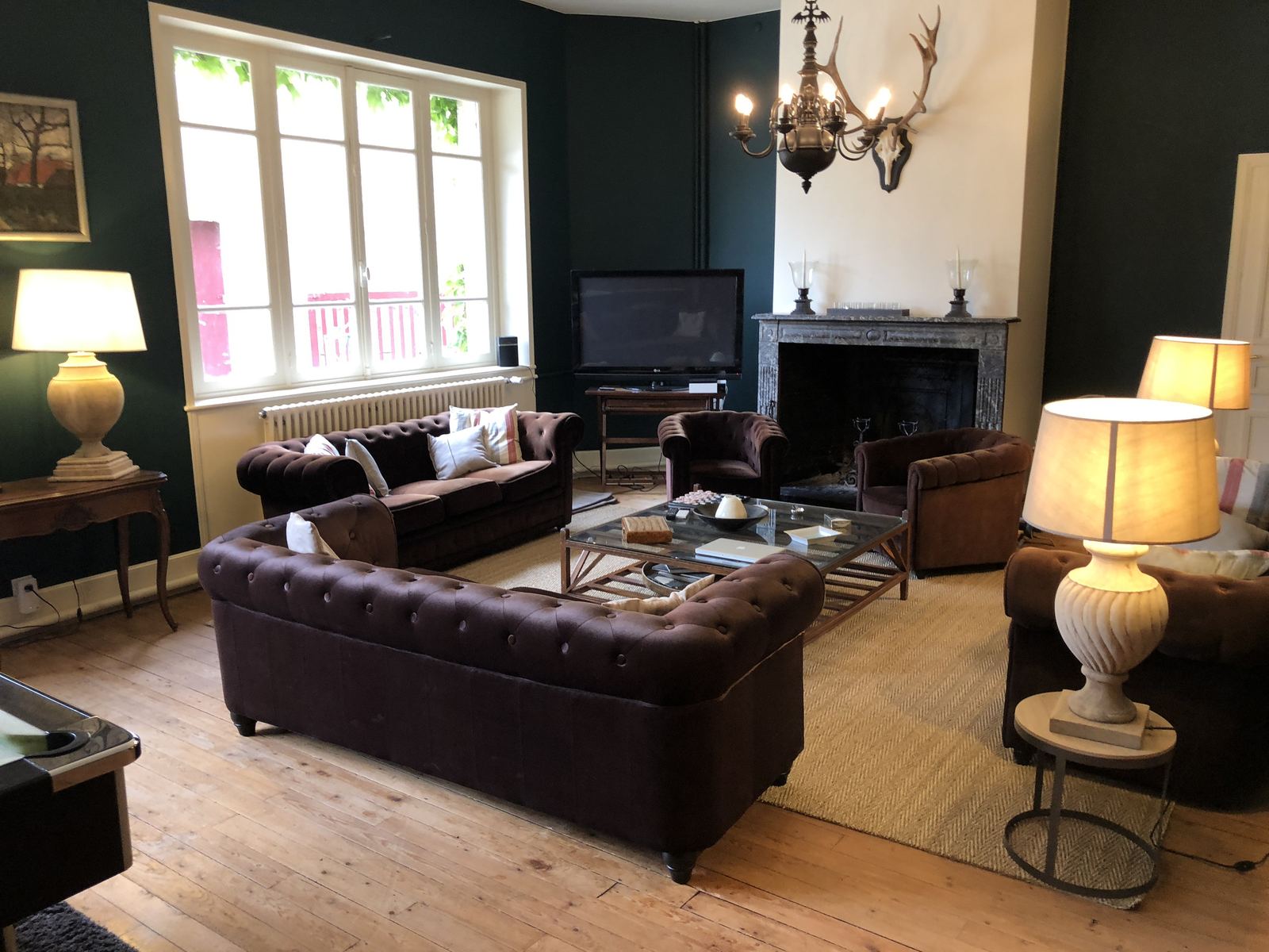 Le salon, chesterfields et cheminée