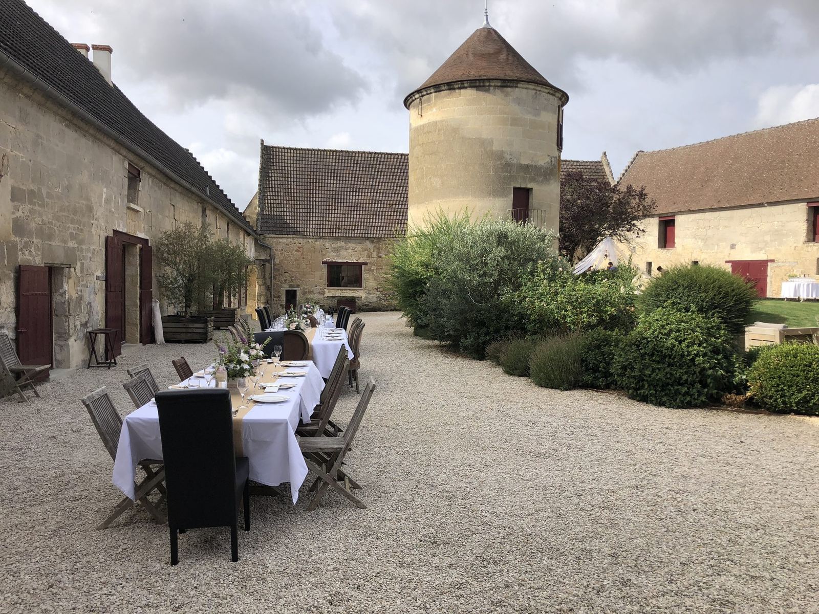 Dîner dans la cour, face au pigeonnier