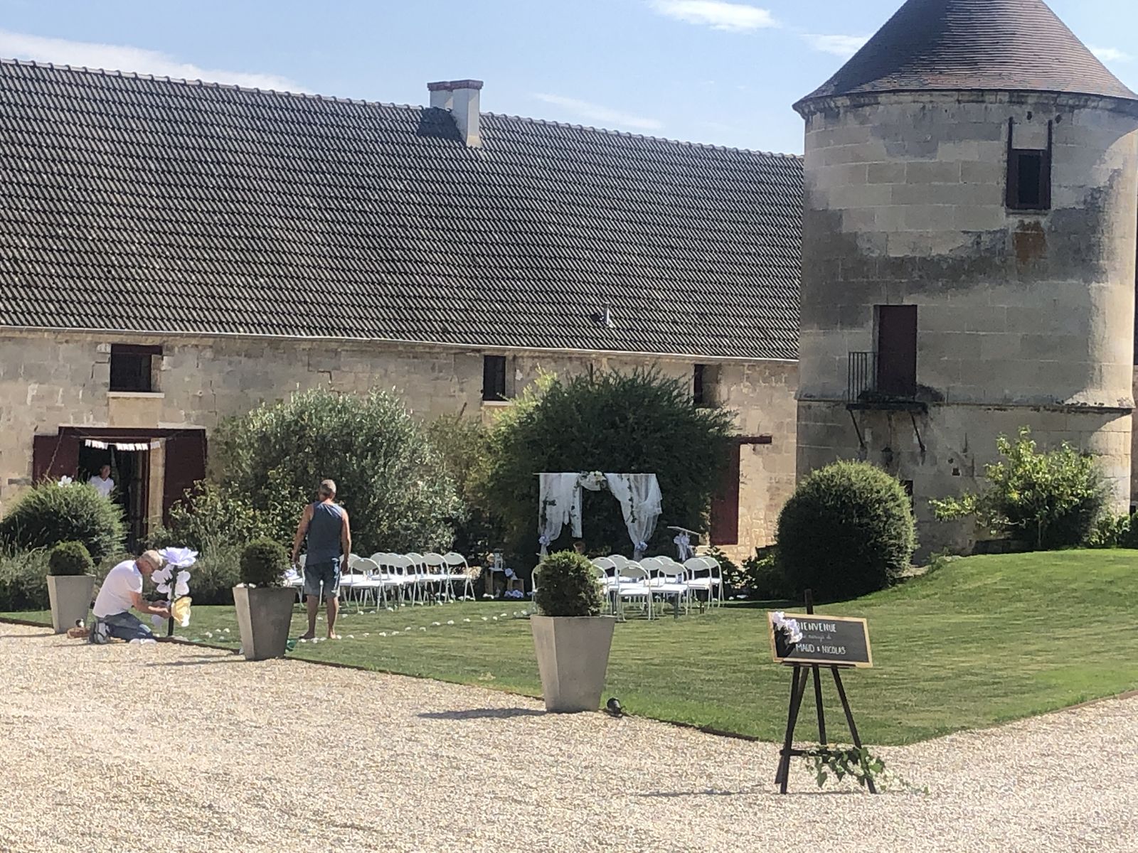 Une cérémonie installée sur la pelouse de la cour