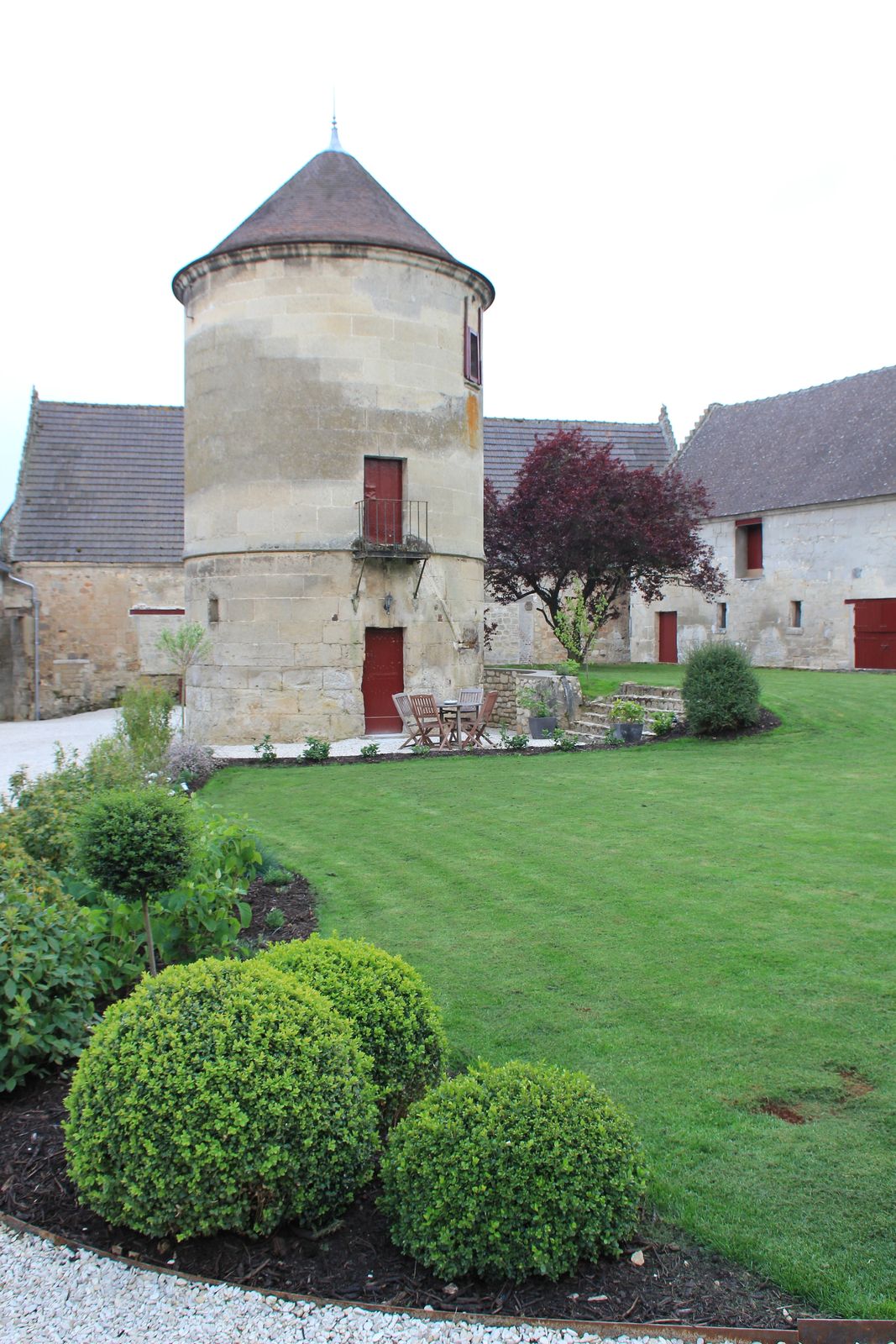 Le pigeonnier et la pelouse, depuis le jardin
