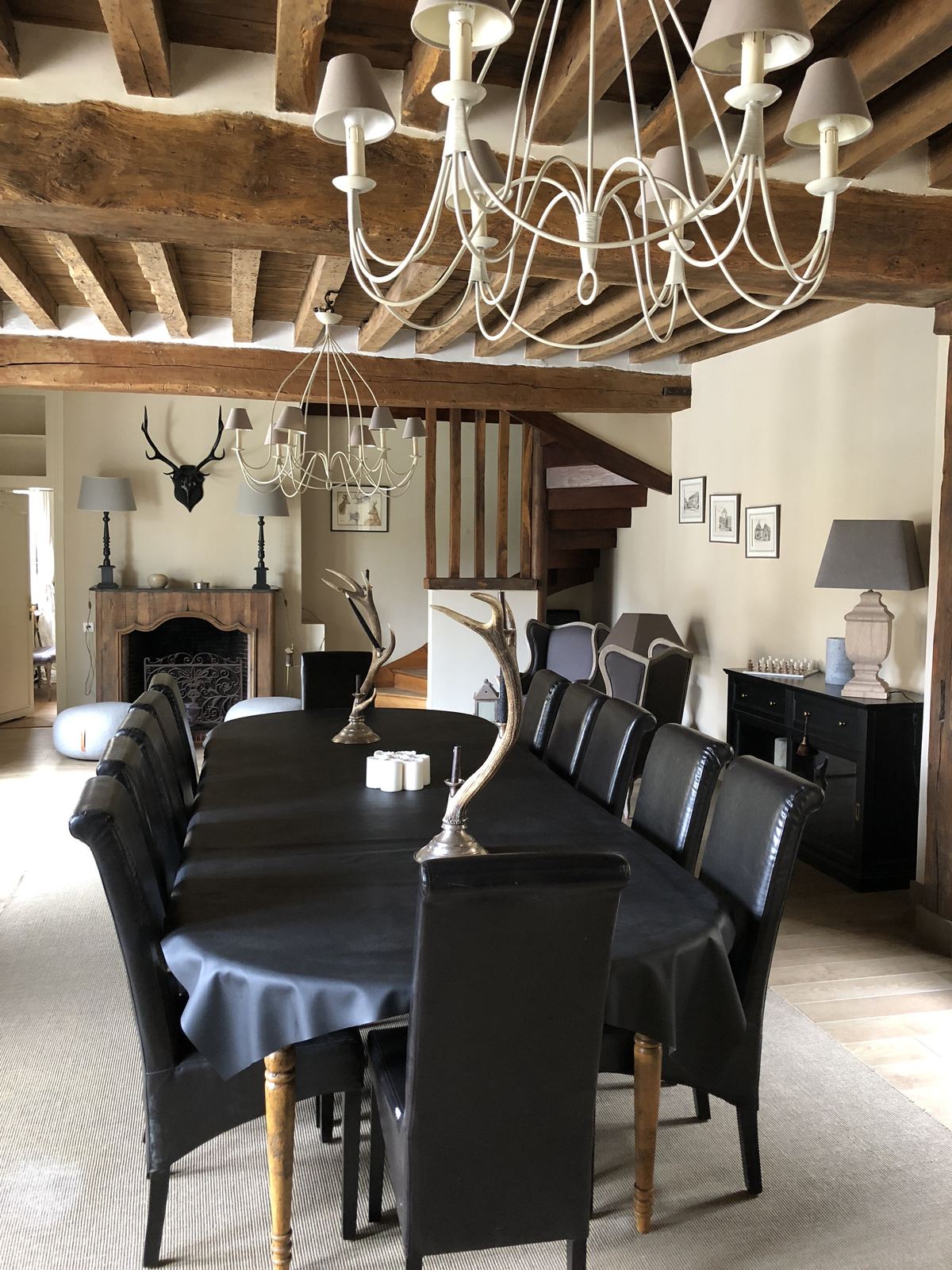 La salle à manger, quinze couverts sous les poutres