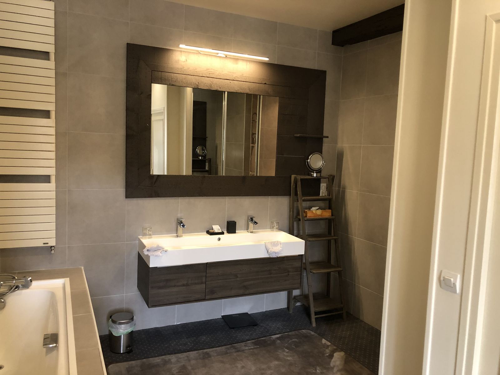 Salle de bains avec baignoire