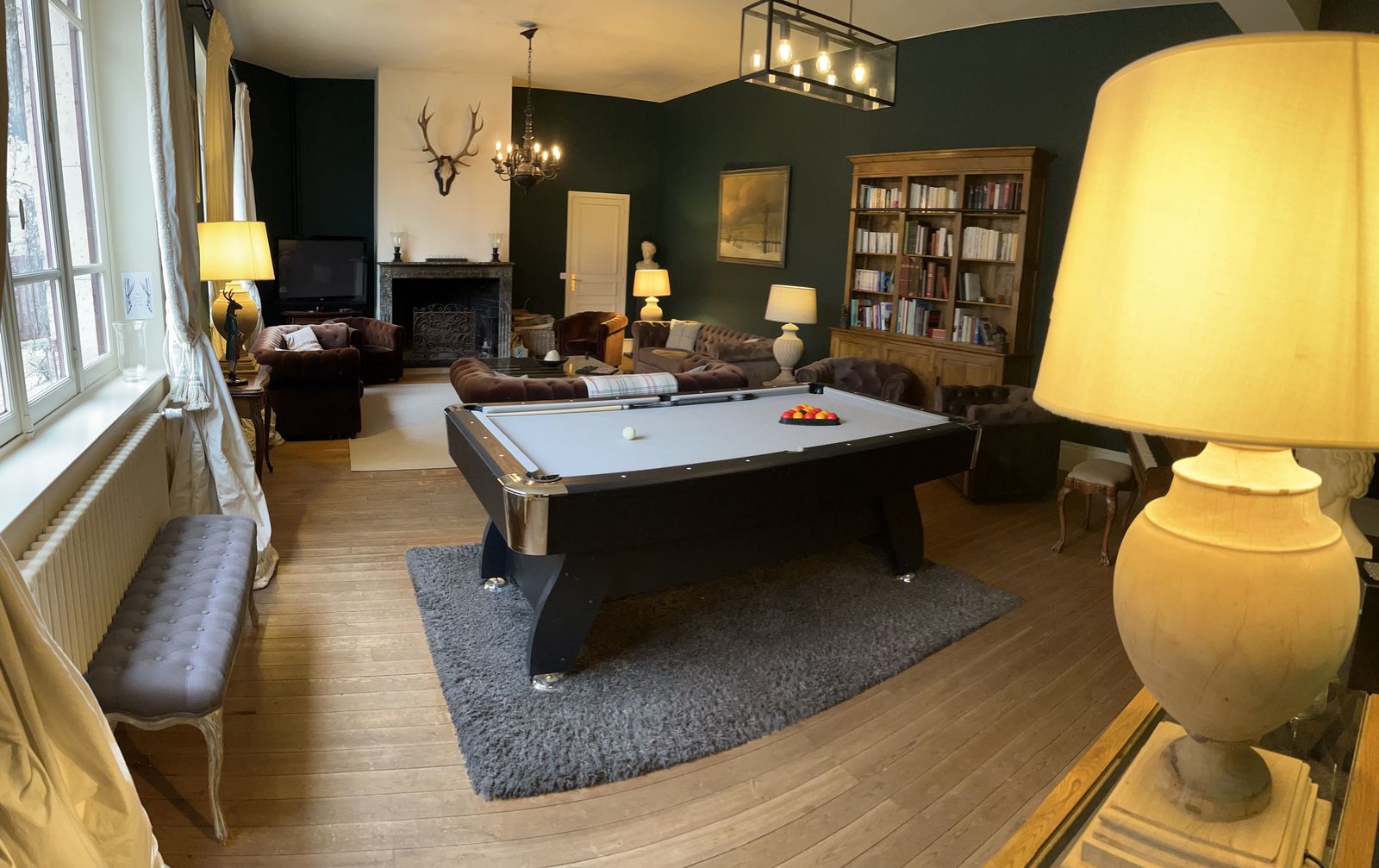 Le salon vert bouteille : billard, bibliothèque et cheminée