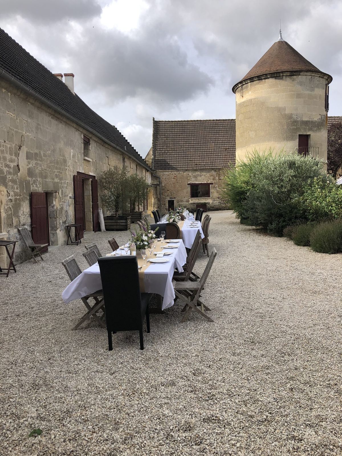 Grande tablée dressée dans la cour