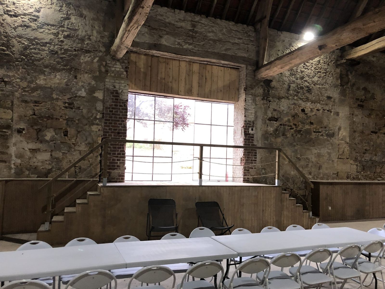 Un groupe réuni dans la grange