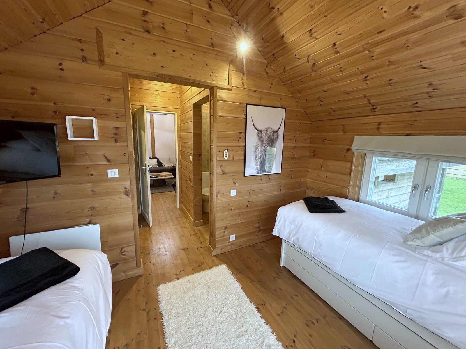 La chambre à deux lits simples et sa salle de bains attenante