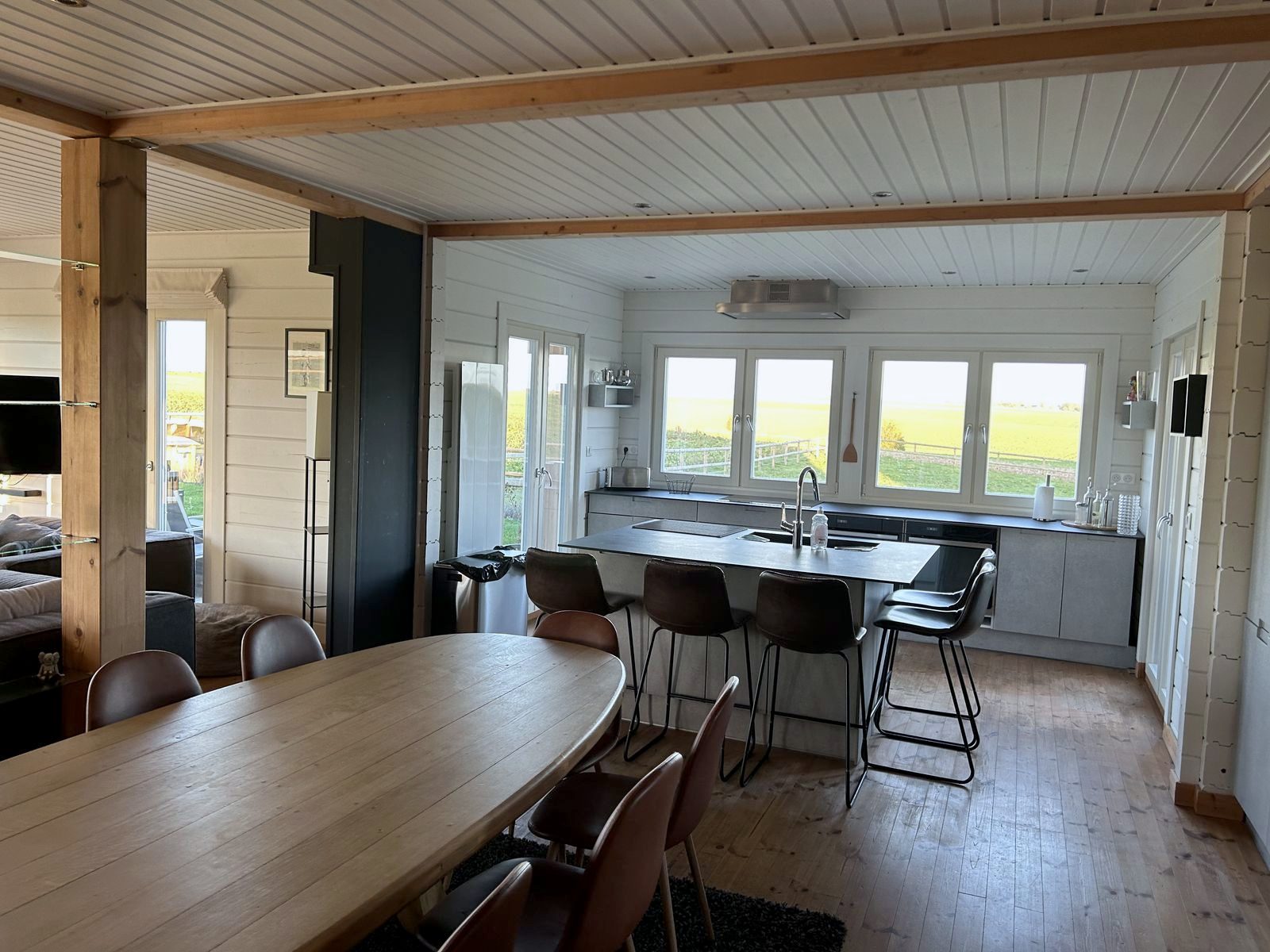 La cuisine, l’îlot et la grande table ovale
