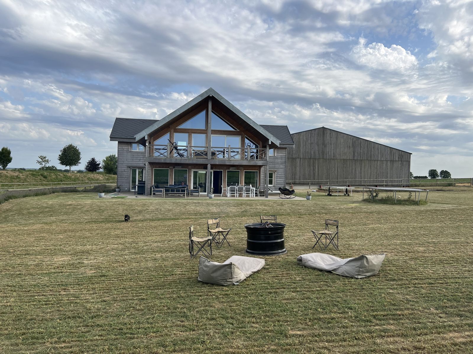 Le chalet Instant Nature et sa pelouse, en plein jour