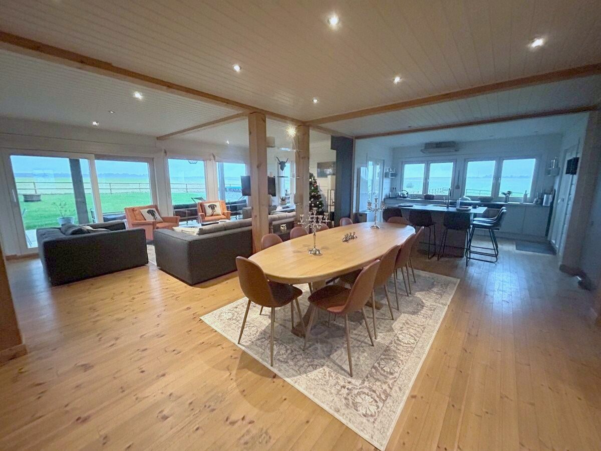 La grande pièce : salon, table et cuisine d’un seul tenant