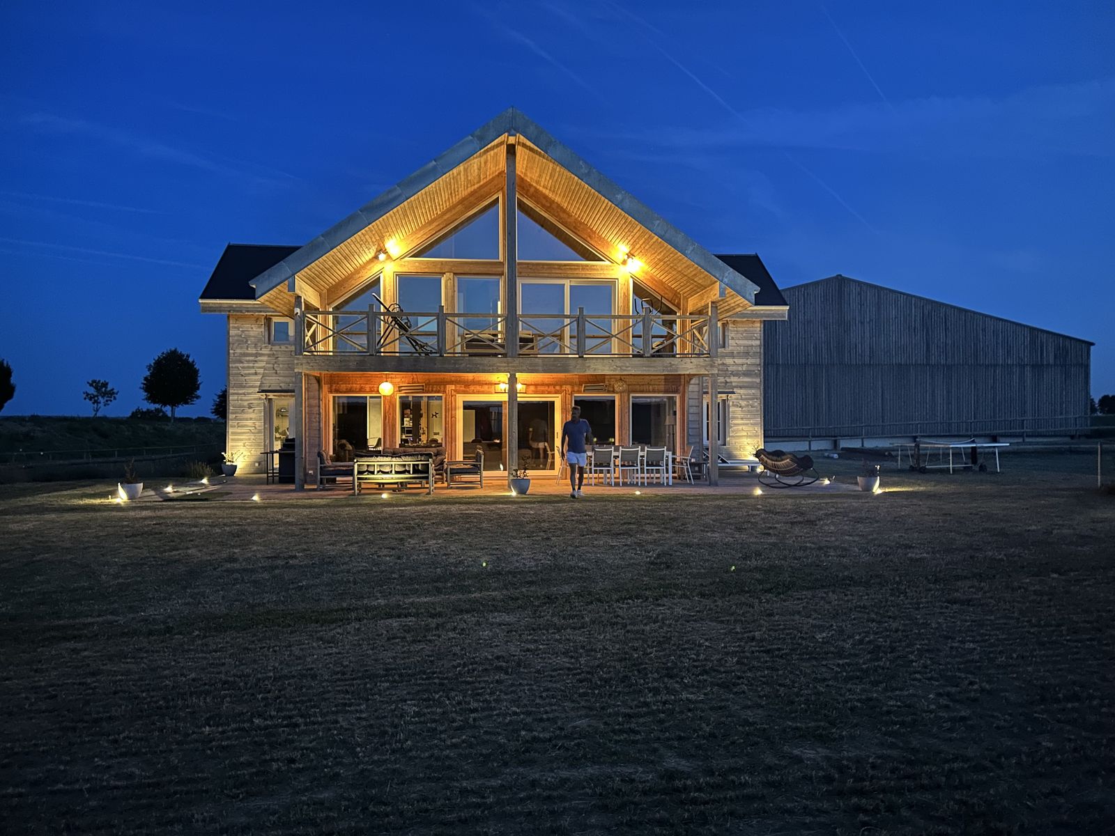 Le chalet Instant Nature éclairé à l’heure bleue
