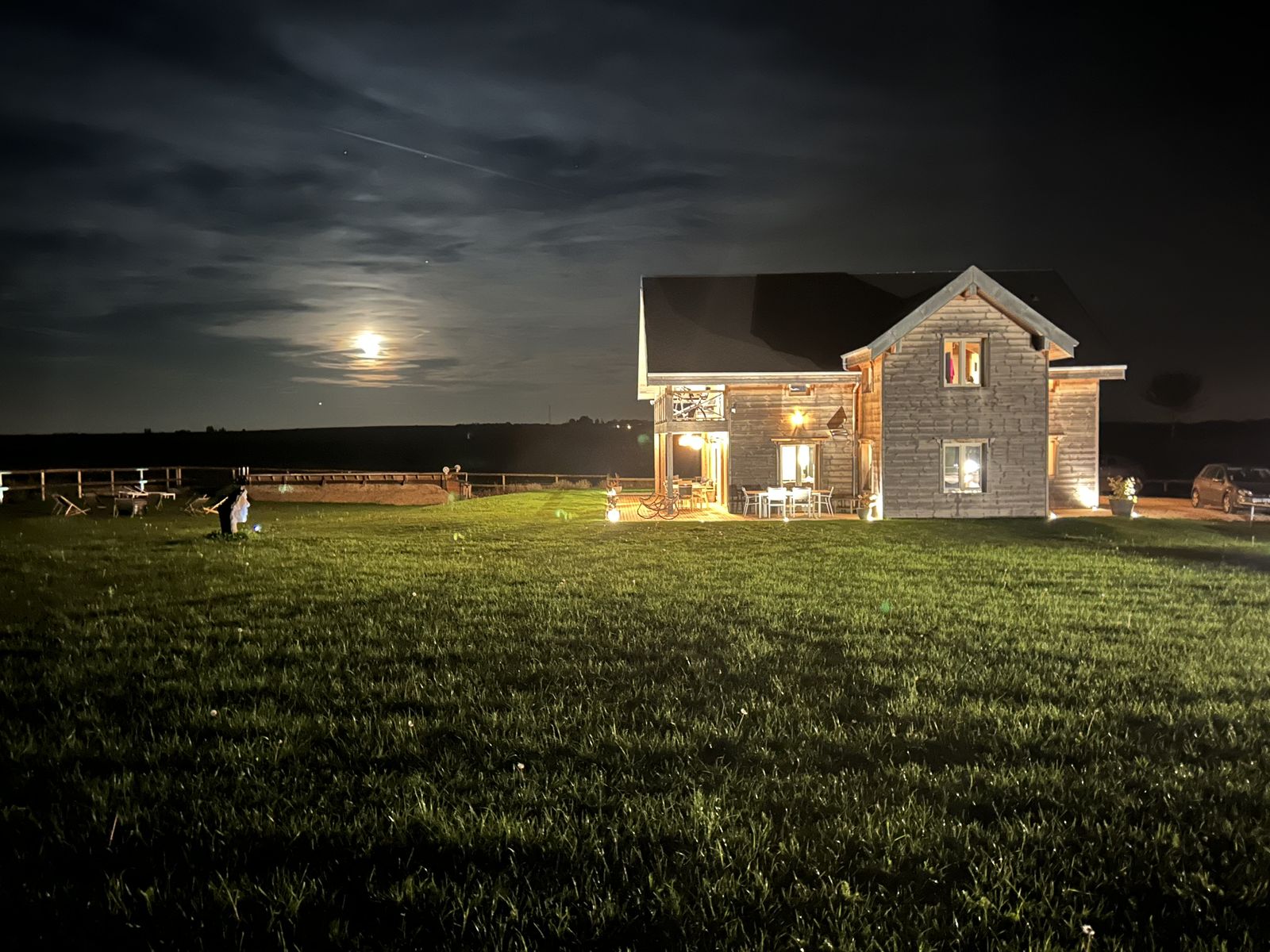 La lune se lève derrière le chalet