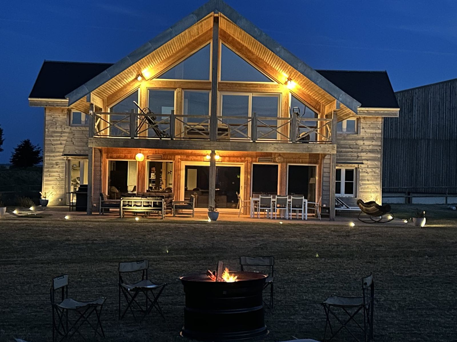 Le chalet à la nuit tombée