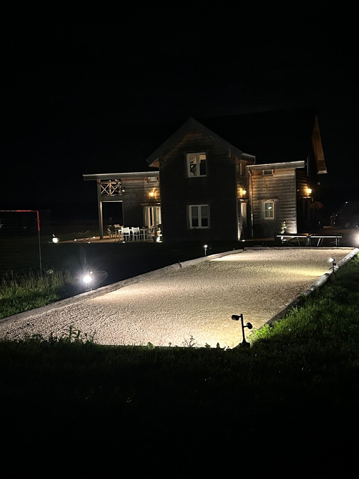 Le chalet éclairé, la nuit