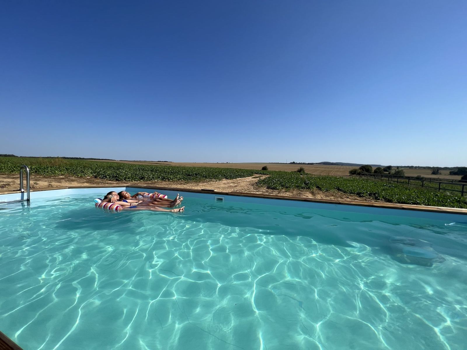 La piscine extérieure chauffée au-dessus des champs