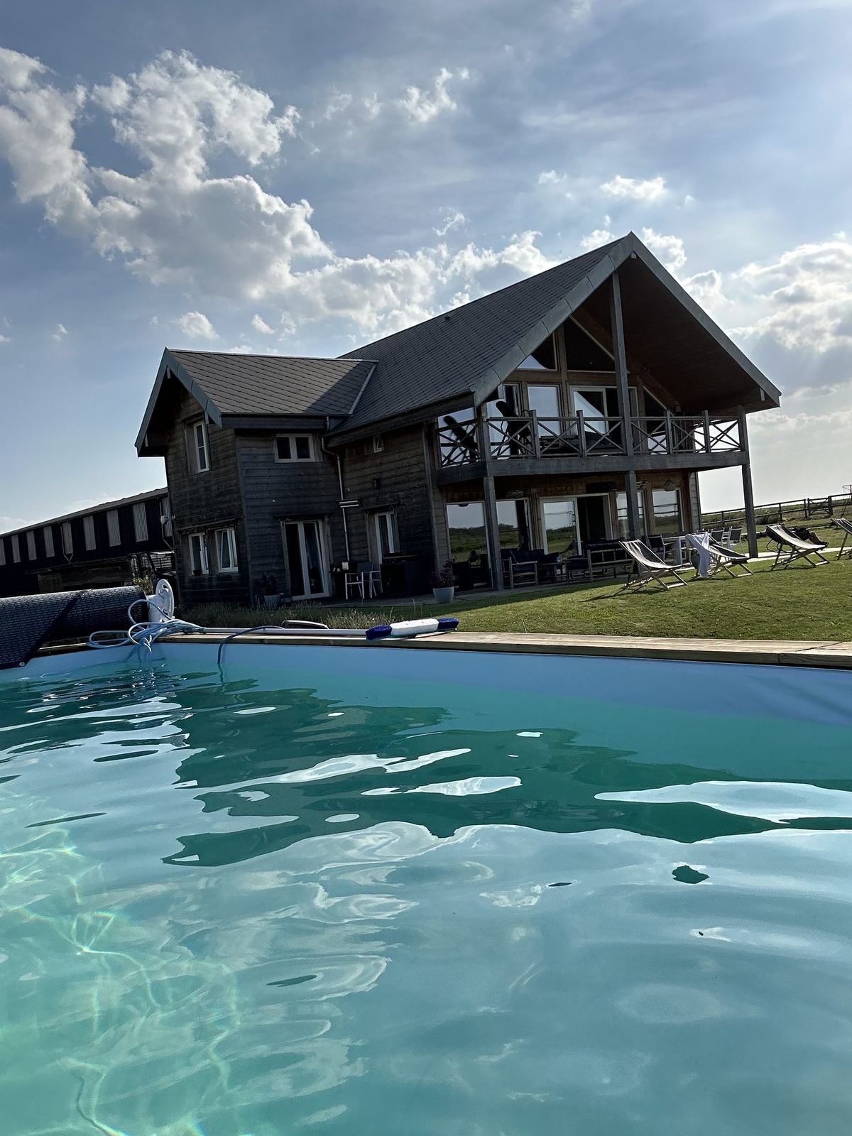 La piscine, face aux cultures