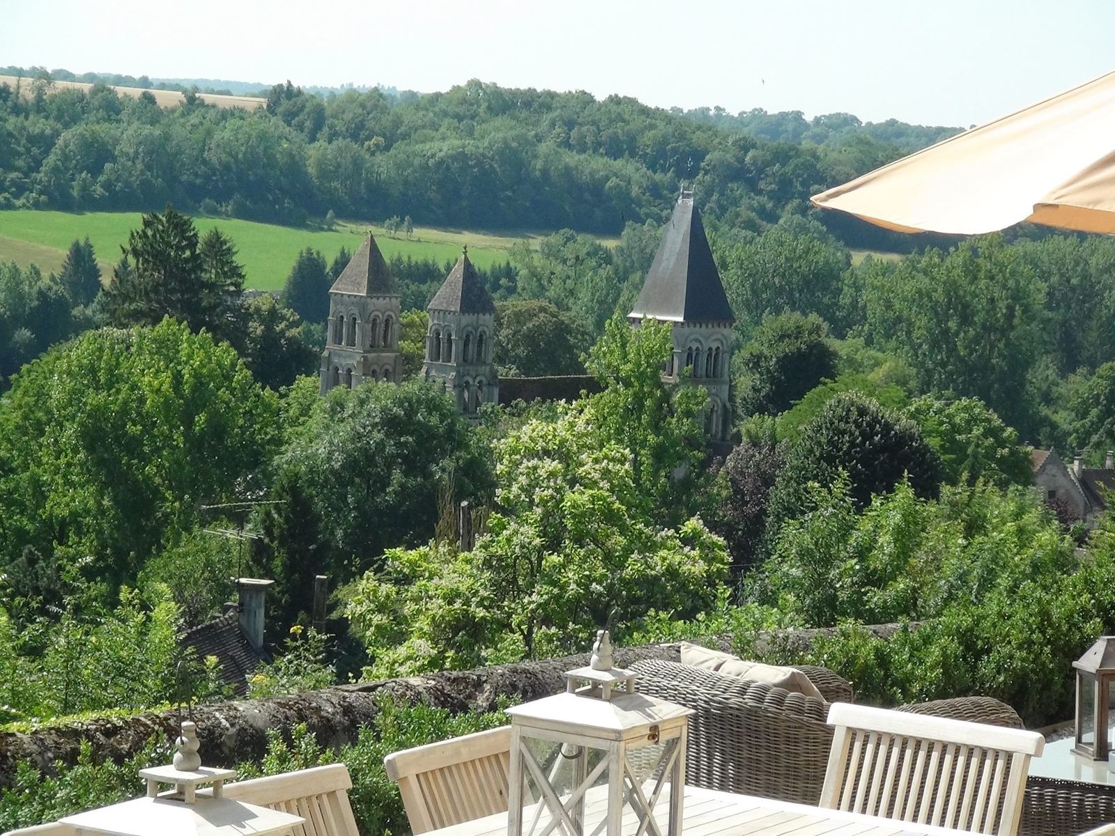 L’abbaye romane de Morienval vue depuis la terrasse