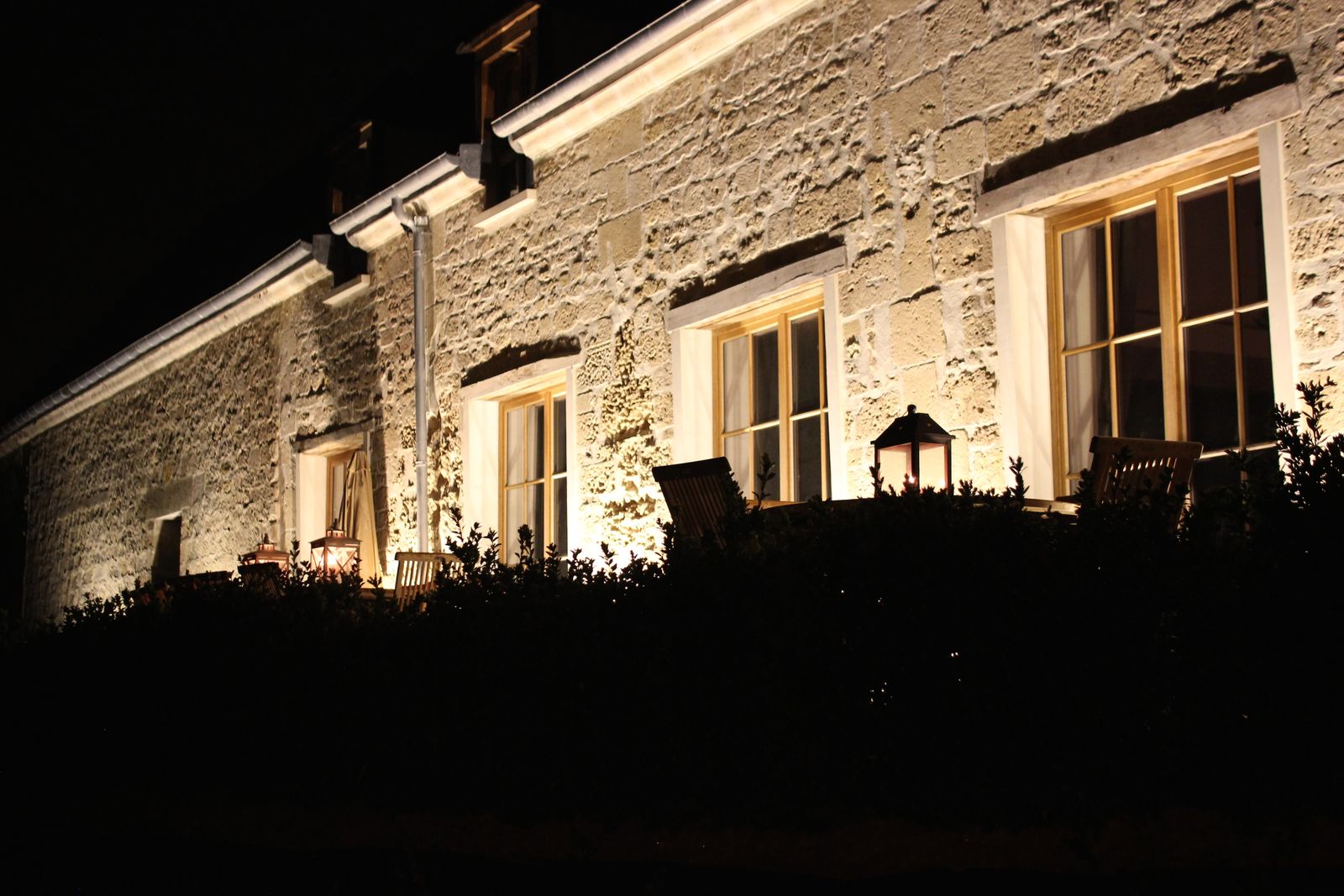 La façade de pierre de La Vue, éclairée à la nuit tombée