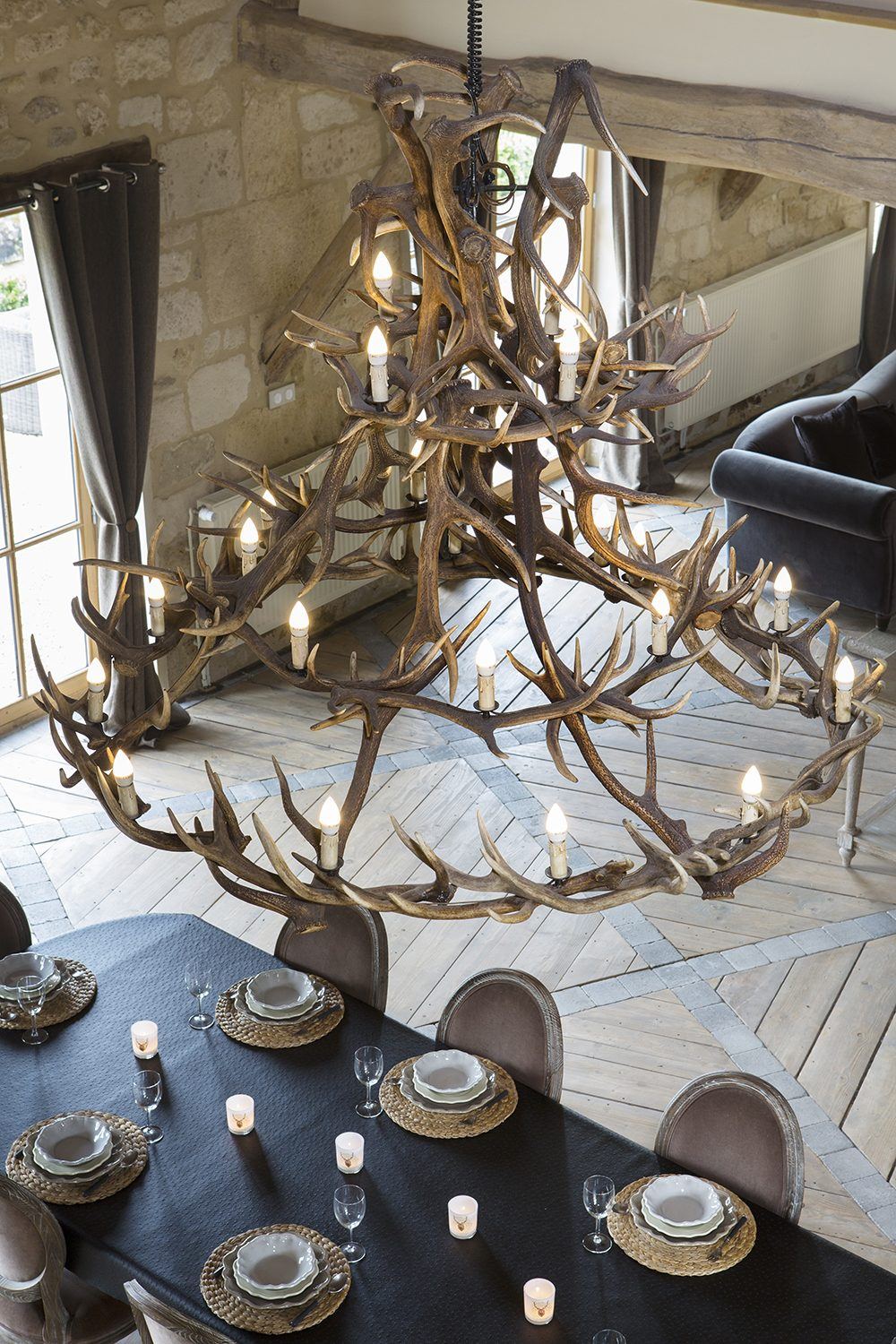 Le lustre en bois de cerf, signature de la maison