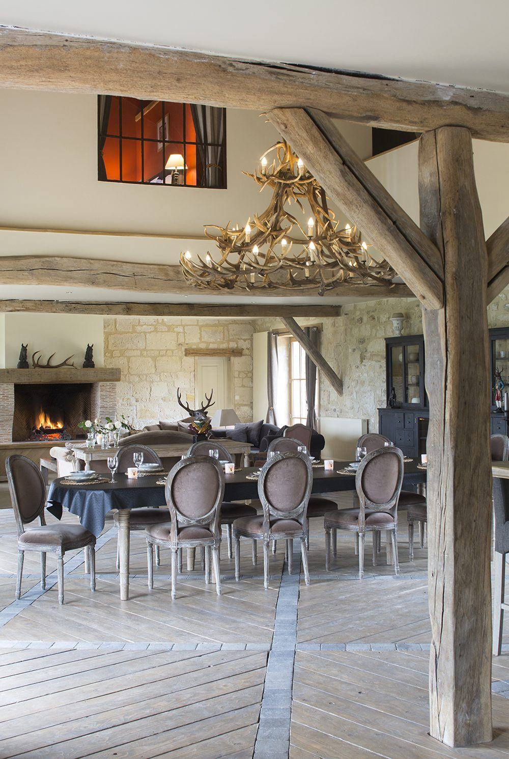 La salle à manger, quinze couverts au coin du feu