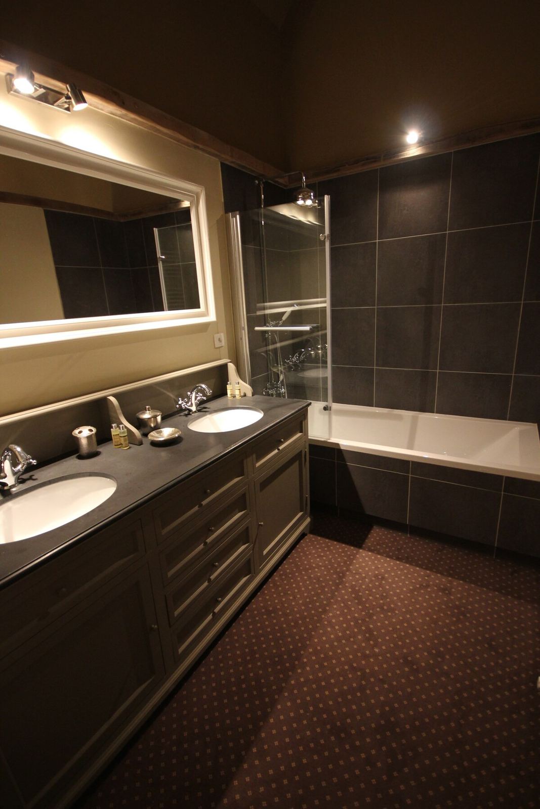 Salle de bains avec baignoire