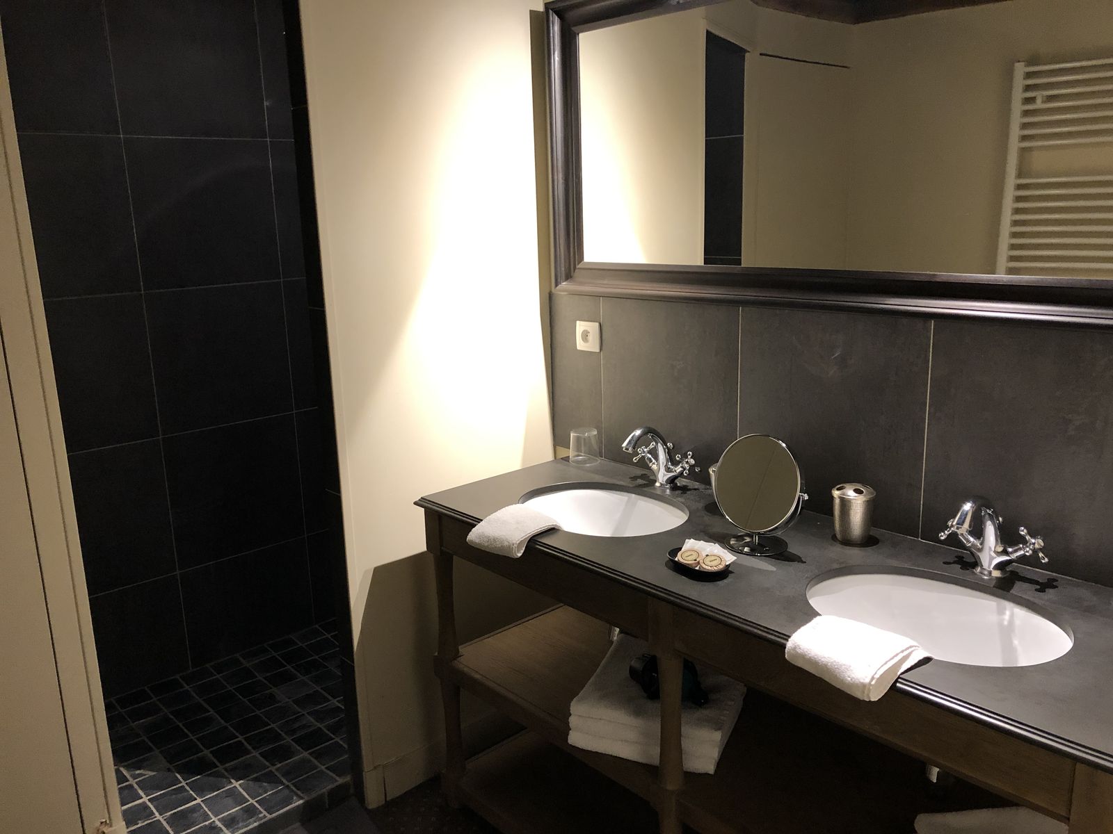 Salle de bains, double vasque et douche à l’italienne