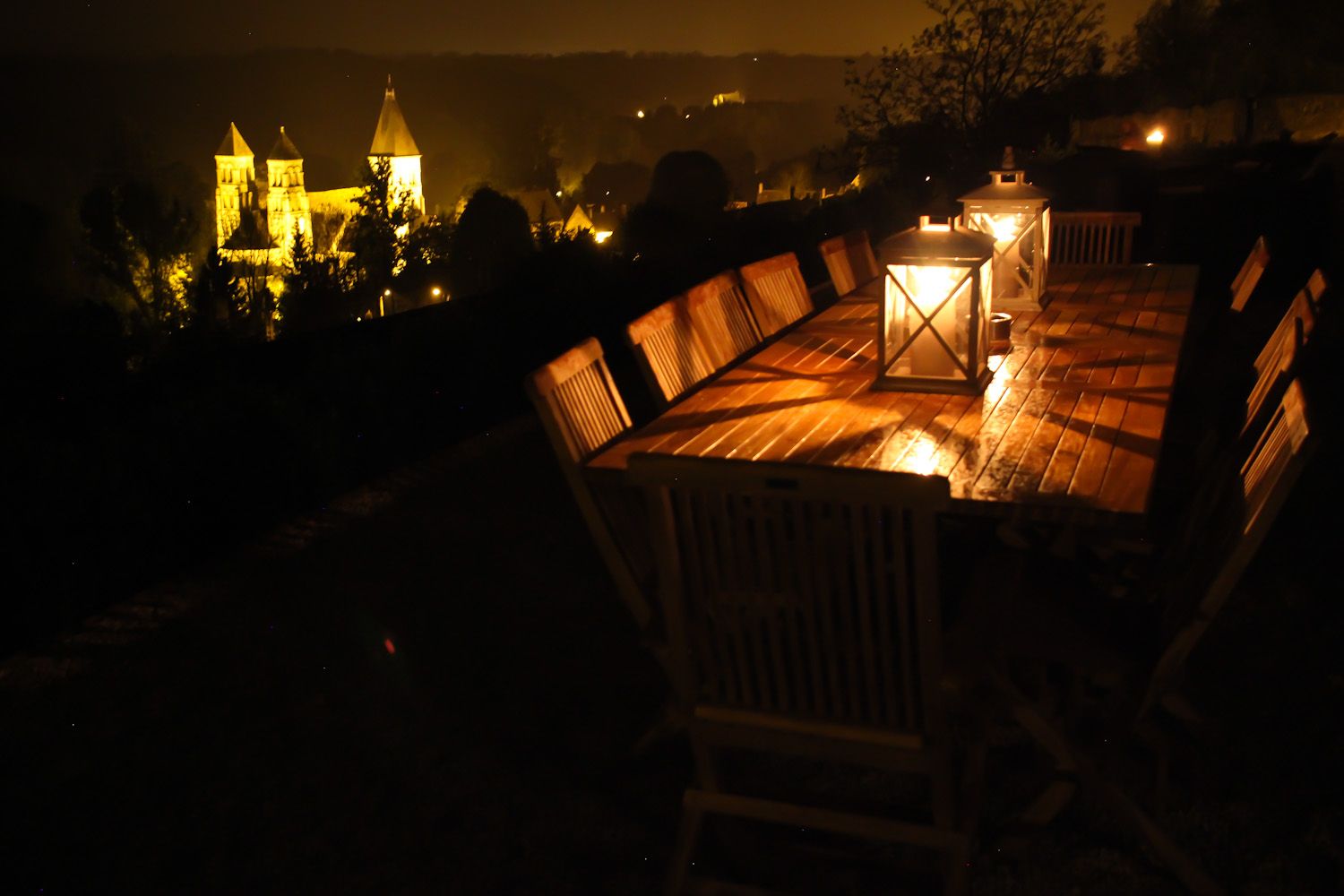 Lanternes allumées sur la terrasse, à la nuit tombée