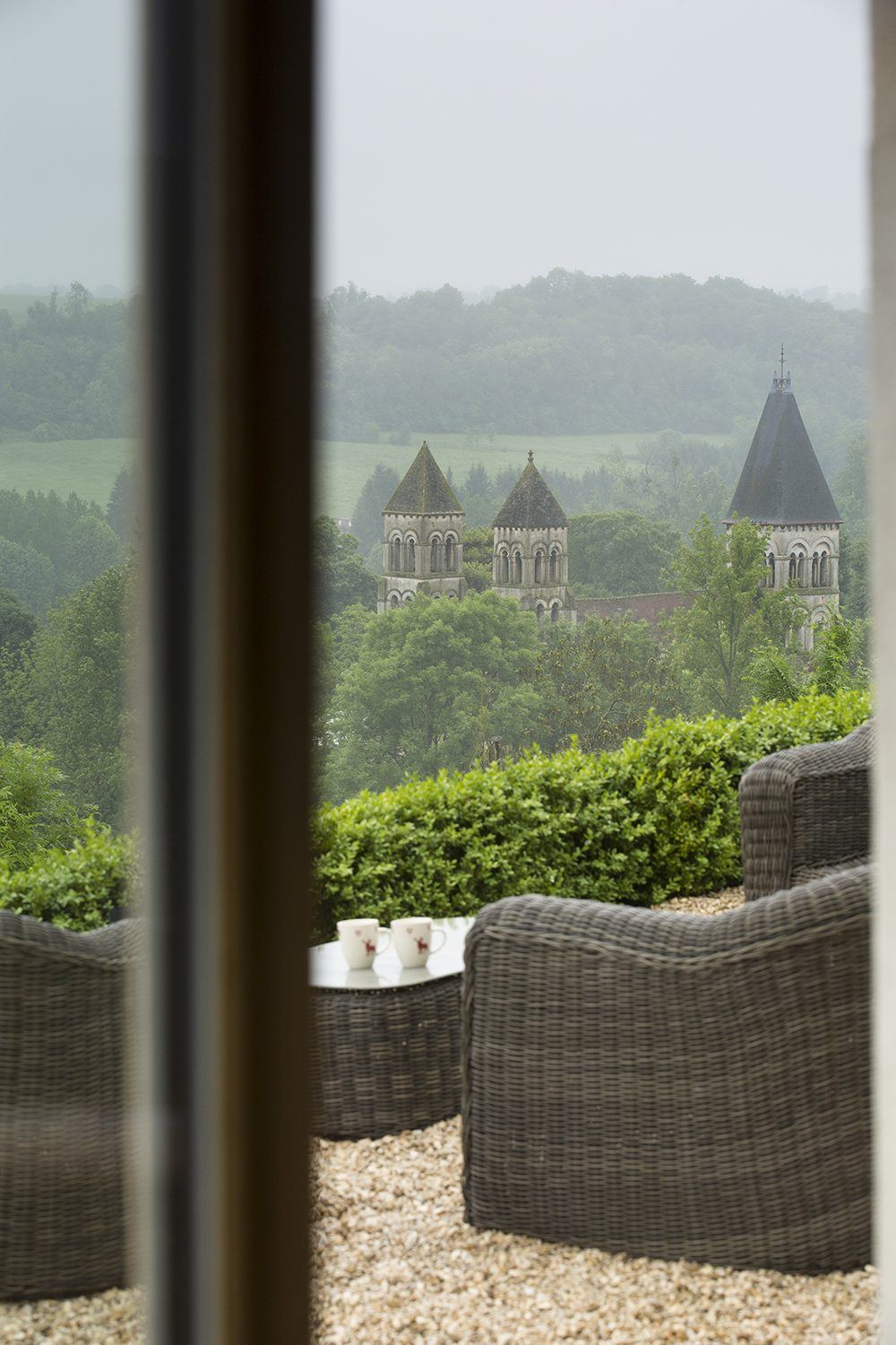 La terrasse de La Vue en fin de journée, la vallée en contrebas